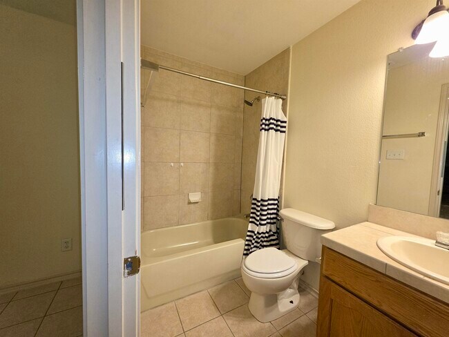 Building Photo - 615 John Adams Rd