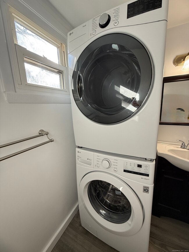 Building Photo - 74 Grove Beach Rd N