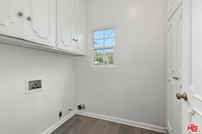 Building Photo - 212 N Palm Dr