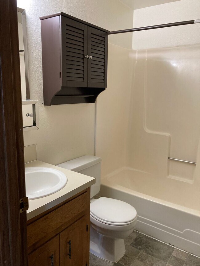 Building Photo - 2 Bedroom 1 1/2 Bath With Laundry Room And 1 Car Garage