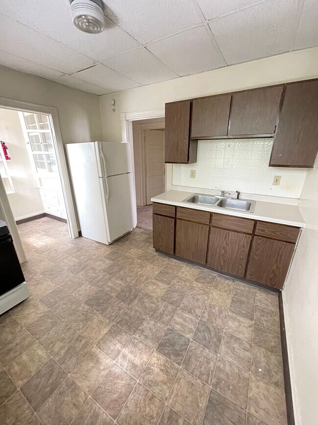 Building Photo - AVAILABLE AUGUST - 2 Bedroom 1 Bath Lower ...