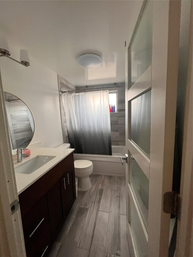 Building Photo - 400 Golden Isles Dr