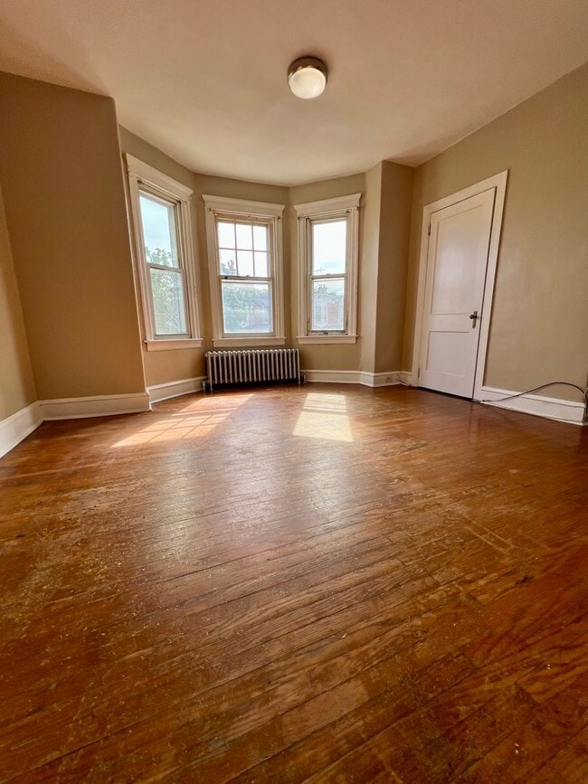 Building Photo - Spacious 3-Bedroom Townhome in Port Richmond! Available mid-April!