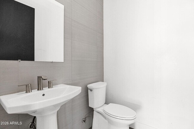 Building Photo - 8430 S 10th Ln