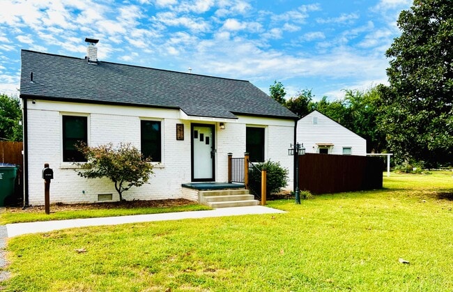 Building Photo - Cute 2BD 1BA Bungalow Home in Putnam Heights West!!!