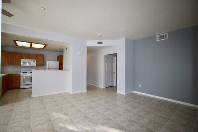 Building Photo - Beautiful 2BR / 2BA Renovated / Modern Con...