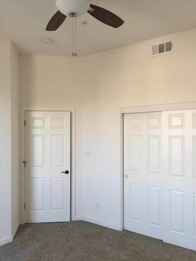 Building Photo - 1502 E Dunlap Ave