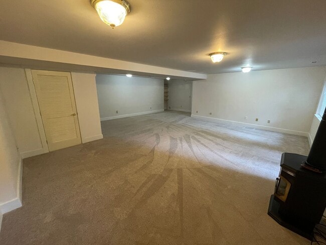 Building Photo - 4303 Kingsway