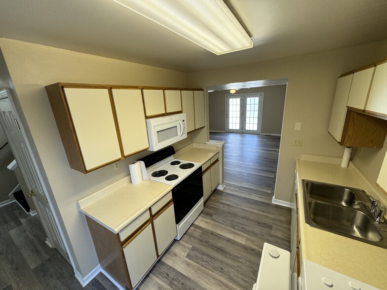 Building Photo - 2065 Leland Dr