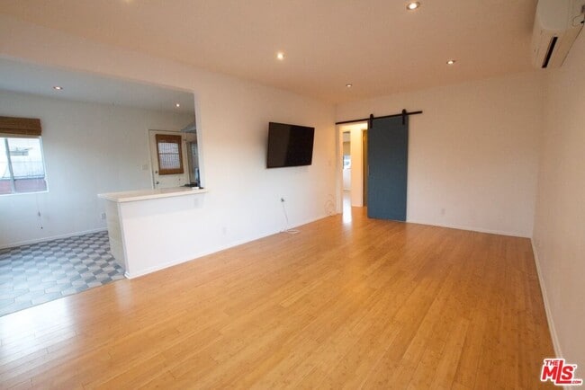 Building Photo - 2341 Meadowvale Ave