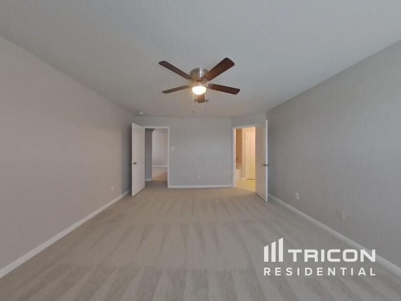 Building Photo - 10930 Hillside Creek Dr