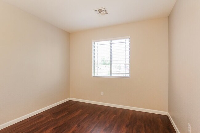 Building Photo - 5564 S 240th Dr