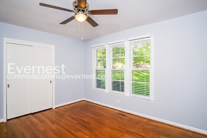Building Photo - 4201 NW Kenwood Dr