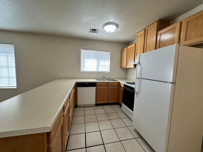 Building Photo - 2 bedroom, 2 bath apartment