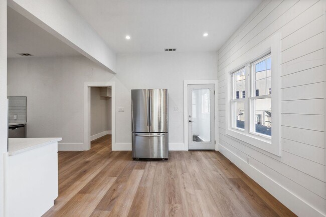 Building Photo - 115 Cuvier St