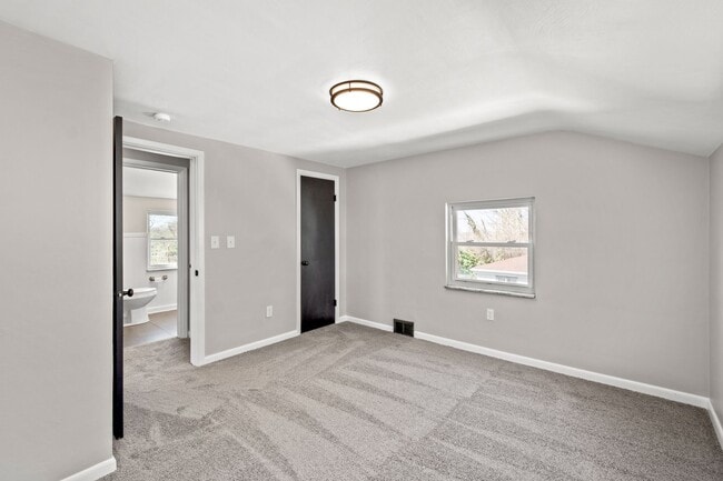 Building Photo - Gorgeous 3 bedroom home in North Versaille...