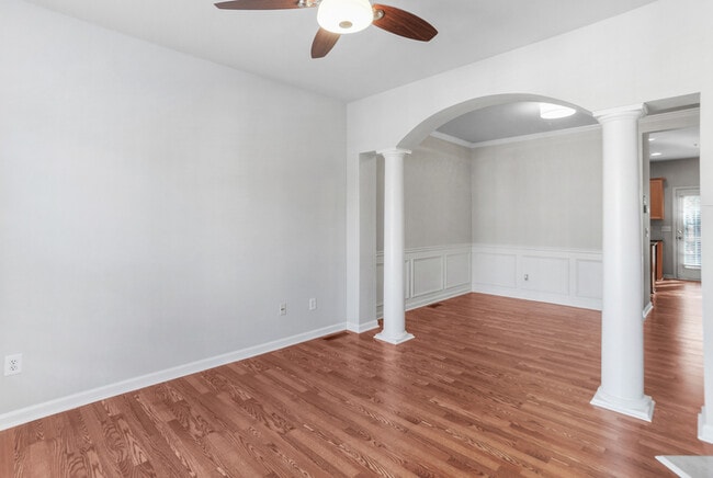 Building Photo - 1814 Dunrobin Dr SE