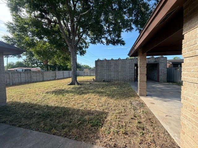 Building Photo - 1301 W Duranta Ave
