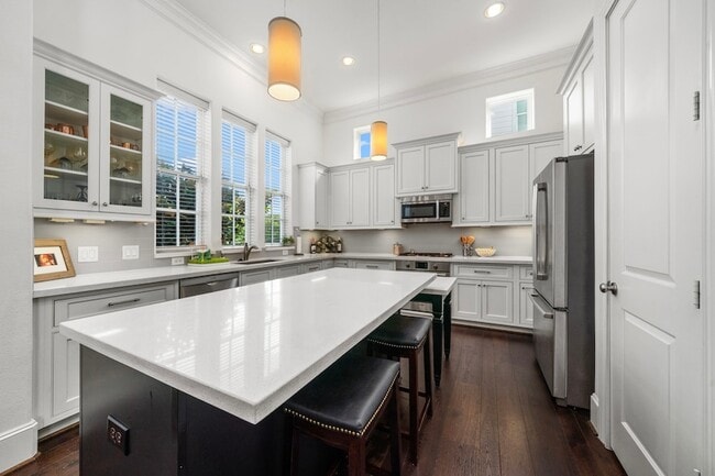 Building Photo - 816 Ennis St