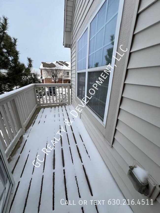 Building Photo - *** BACK ON MARKET / END UNIT TOWNHOUSE / ...