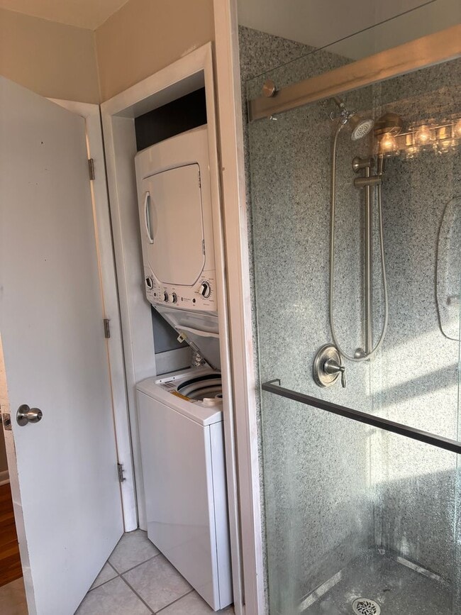 Building Photo - Spacious 4 Bed 1.5 Bath House