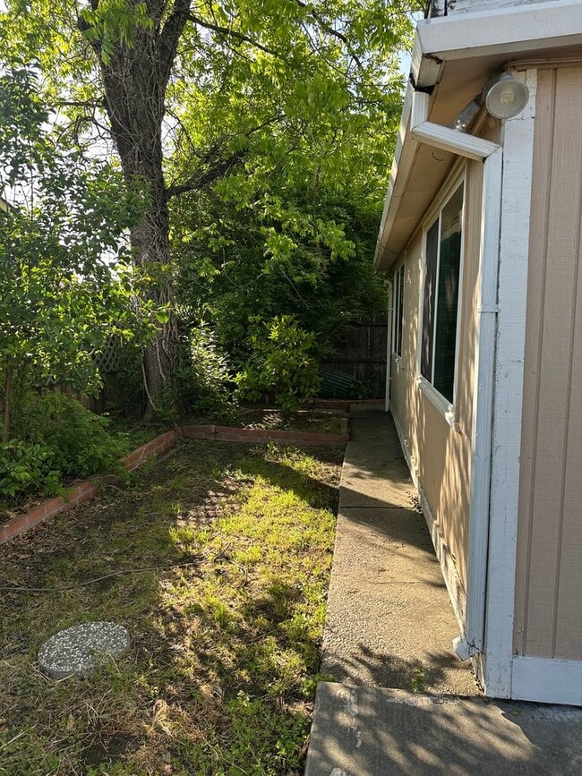 Building Photo - 4 Bdrm 2 Bath located in Elk Grove Unifed School District