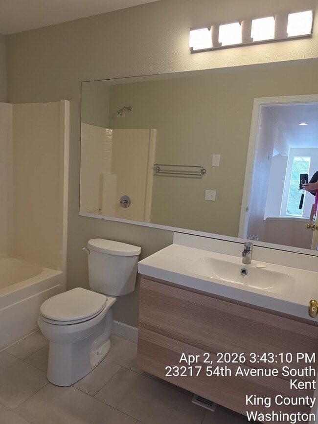 Building Photo - Kent Cypress Cove at the Lakes home - 3 bedroom 2.5 bath with 2 car garage - Available NOW.