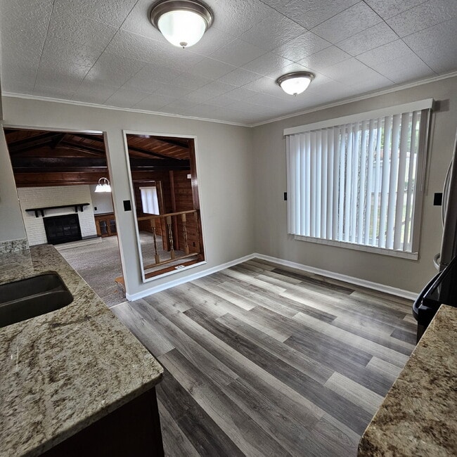 Building Photo - A cozy 2-bedroom, 1-bath home in the heart...