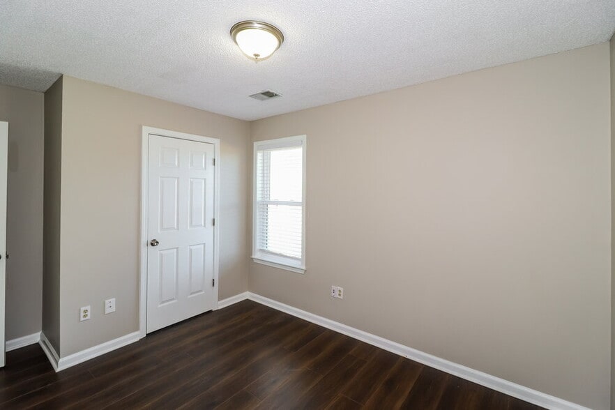 Building Photo - 7658 Shadow Hills Dr