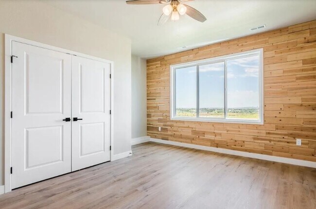 Building Photo - Modern Townhome in Beautiful Colbert Hills Golf Course Area