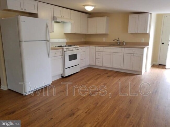 Building Photo - 5937 King St