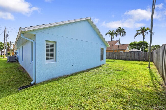 Building Photo - 6238 Pompano St