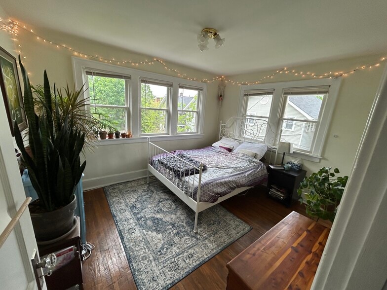 Rear bedroom - 2441 Medary Ave