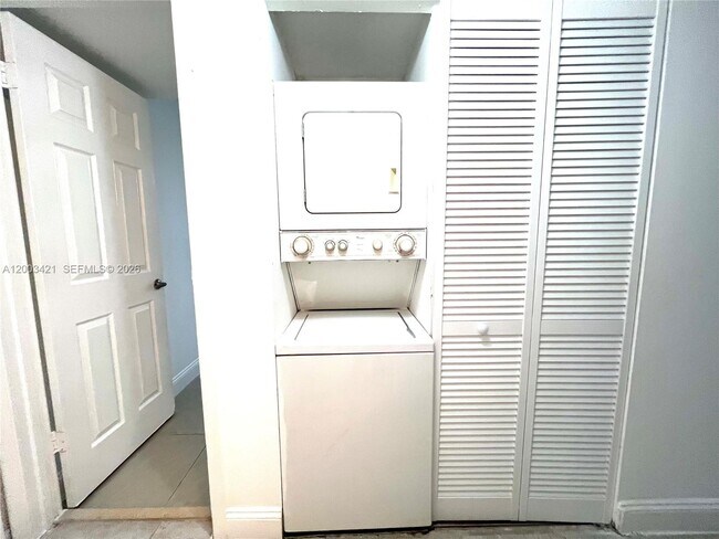 Building Photo - 210 Lake Pointe Dr