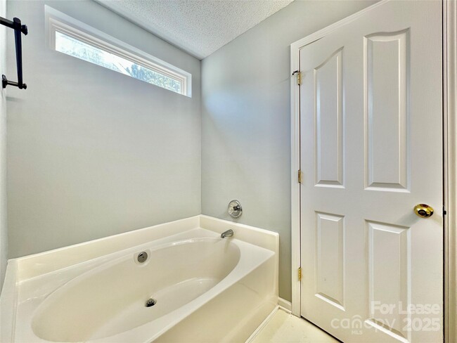 Building Photo - 6033 Briggs Dr