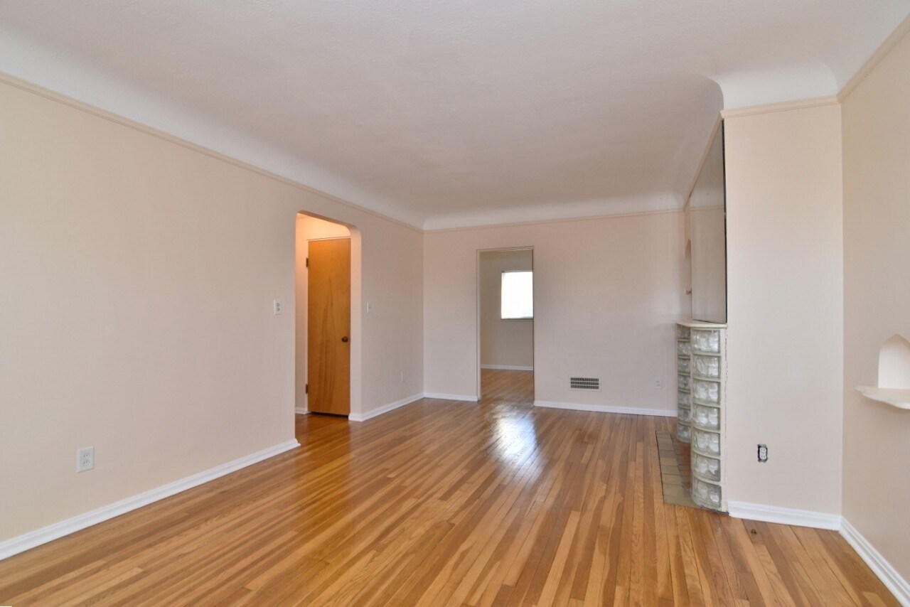 Building Photo - 2025 Riverside Dr