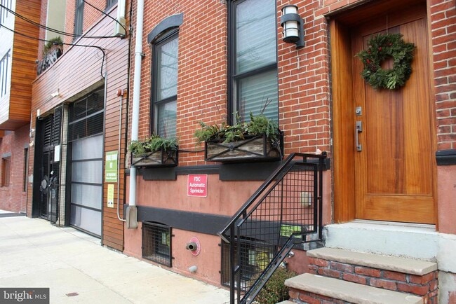 Building Photo - 1247 E Columbia Ave
