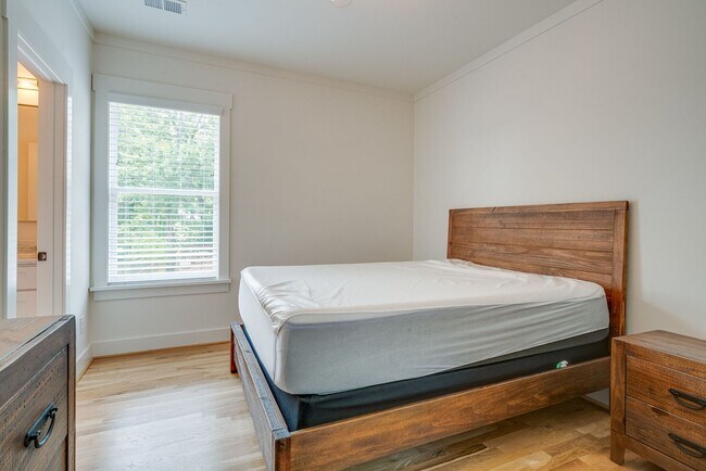Building Photo - Partially Furnished Beauty