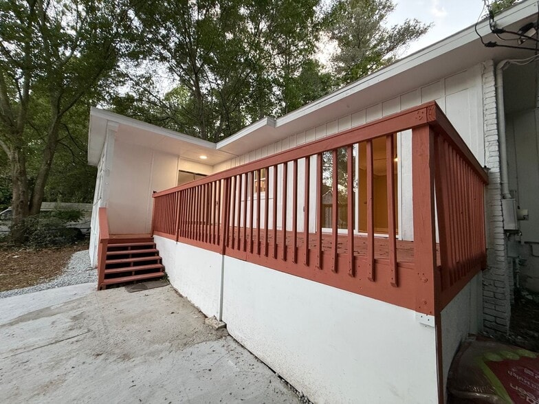 Building Photo - 967 Lake Dr