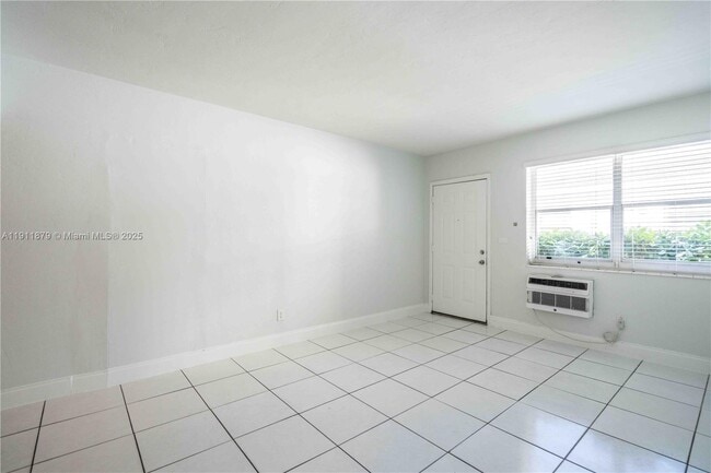 Building Photo - 7821 Carlyle Ave