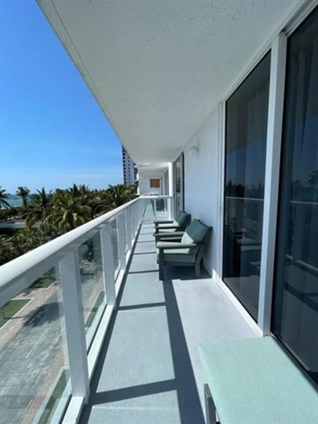 Building Photo - 2457 Collins Ave
