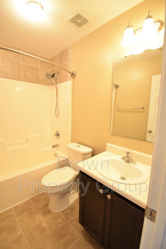 Building Photo - 220 Collinwood Dr