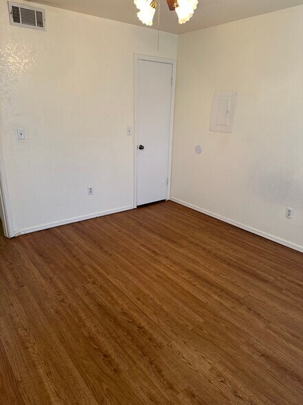 Master bedroom with walk-in closet - 11525 N Meridian Ave