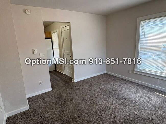 Building Photo - Freshly updated half-duplex