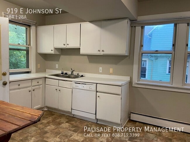 Building Photo - 919 E Johnson St