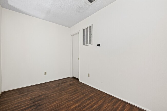 Building Photo - 9435 Pagewood Ln
