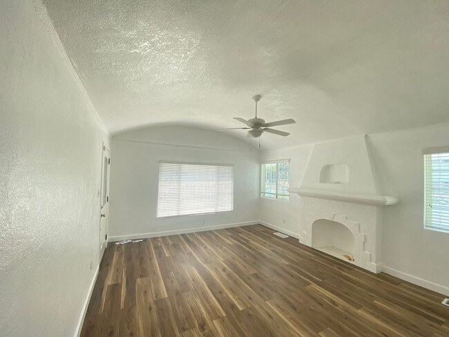 Building Photo - Spacious & Bright 3 bedroom/ 2 bathrooms f...