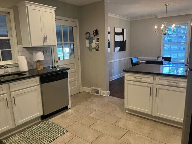 Building Photo - Lovely Three Bedroom Duplex in Myers Park!