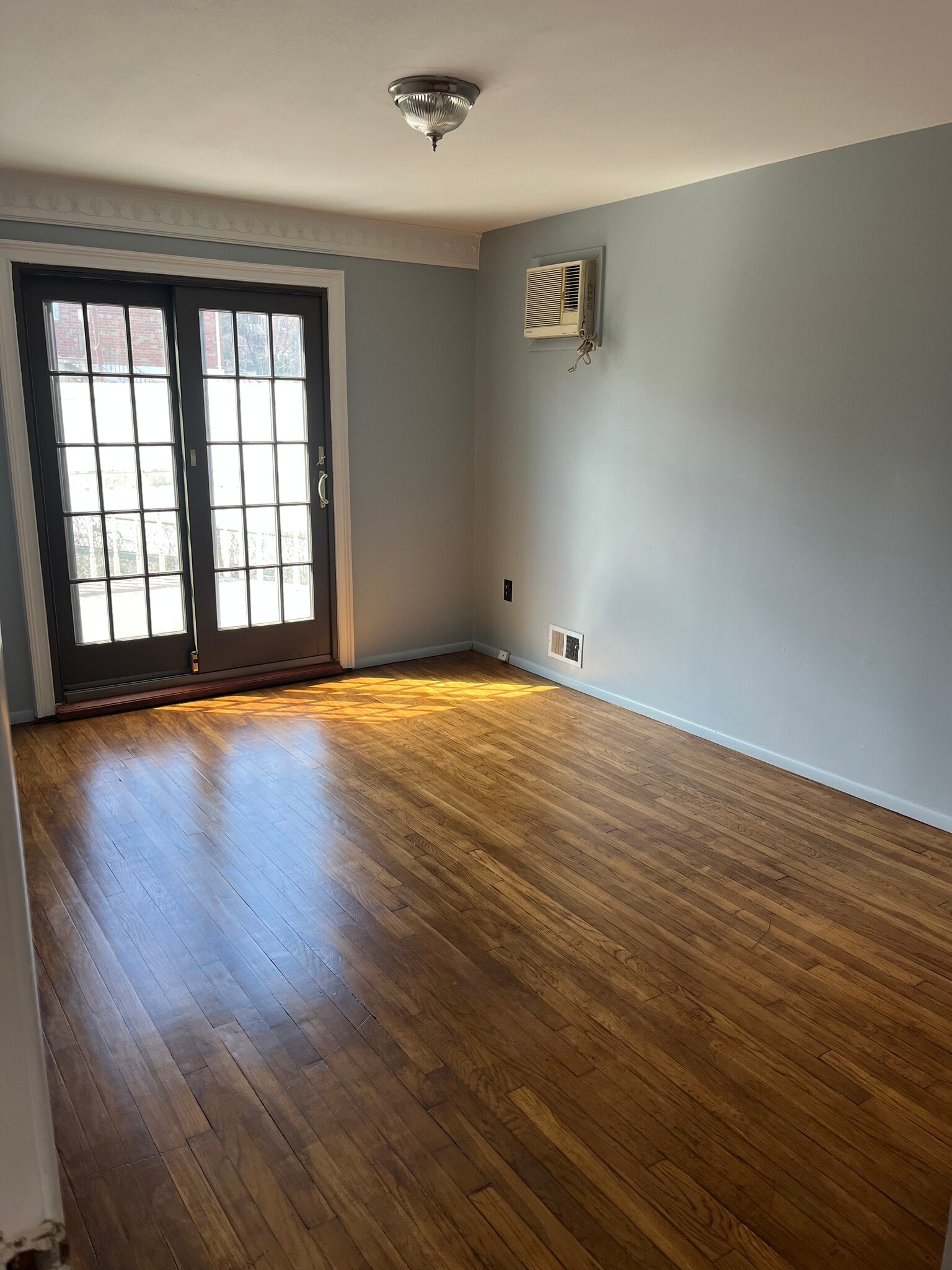 Building Photo - 96 Renwick Ave