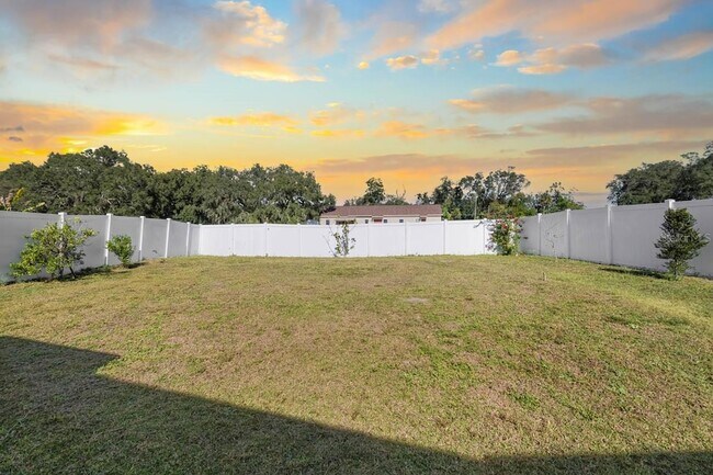 Building Photo - 1424 Vinetree Dr